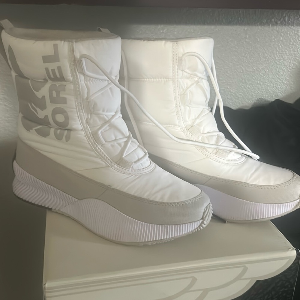 Sorel white puffer boots- 8.5